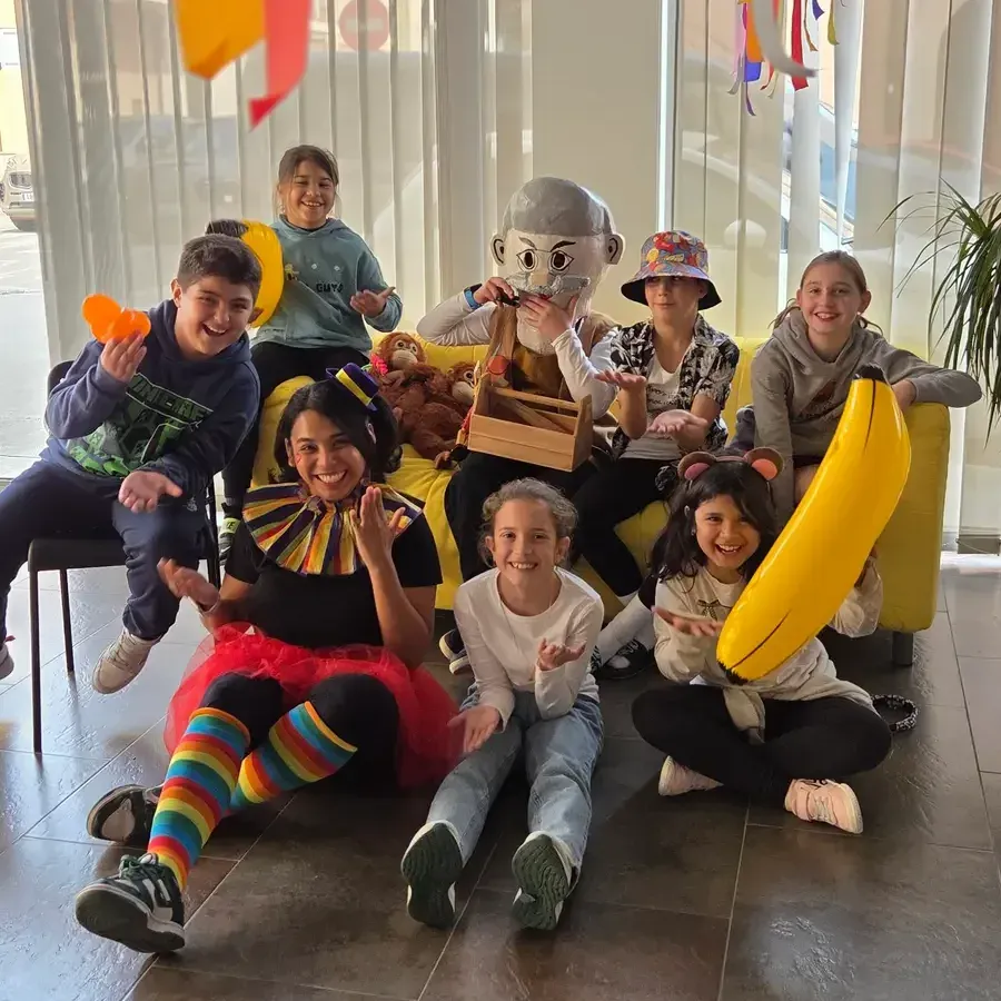 Grup d'alumnes i una professora disfressats al taller de carnaval