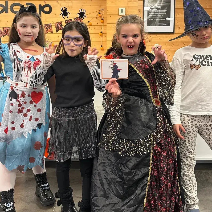 Quatre alumnes disfressades de Halloween davant la paret de Madcap